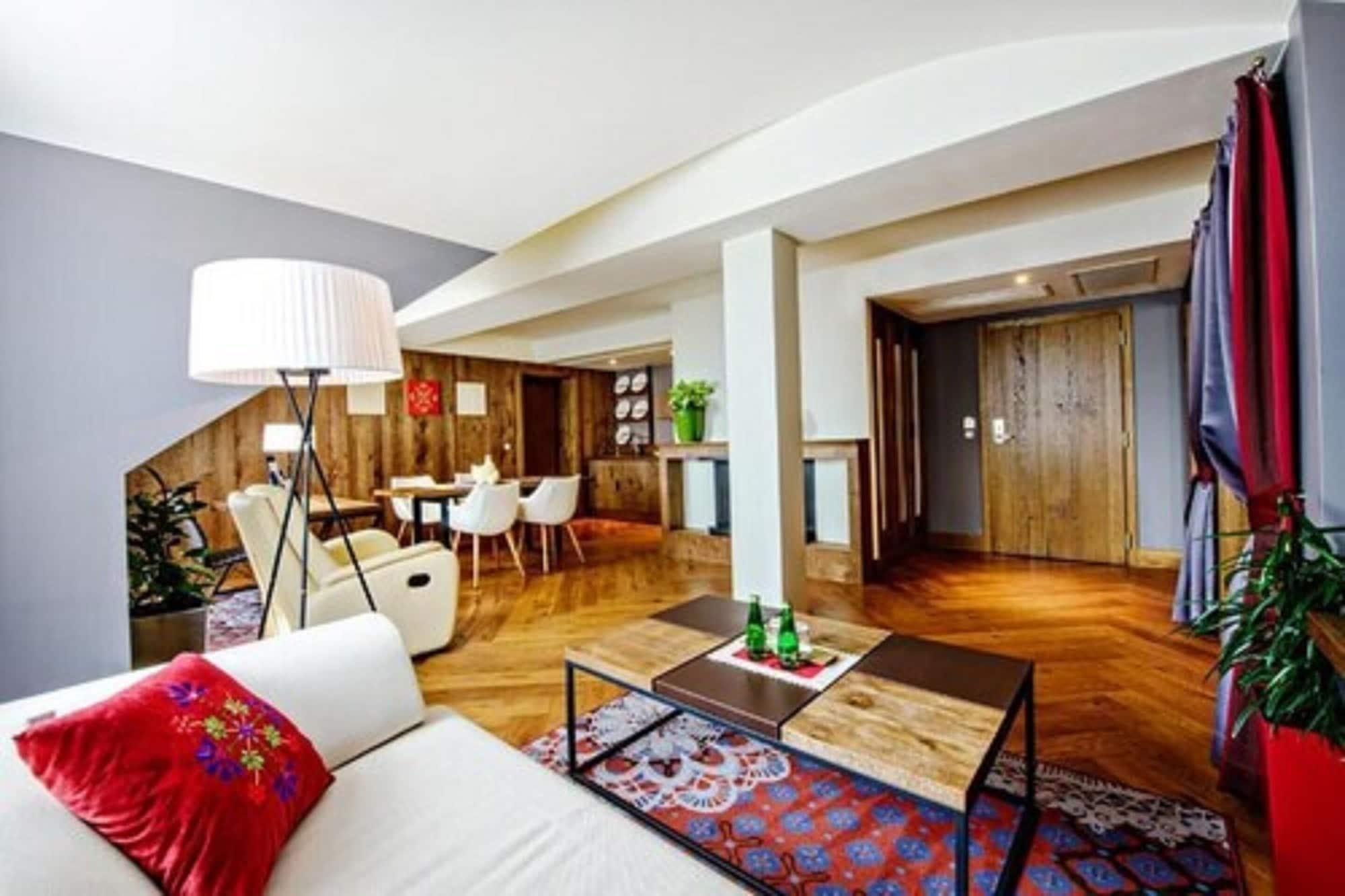 Hotel Bristol Tradition And Luxury Жешов Екстериор снимка A suite at the hotel