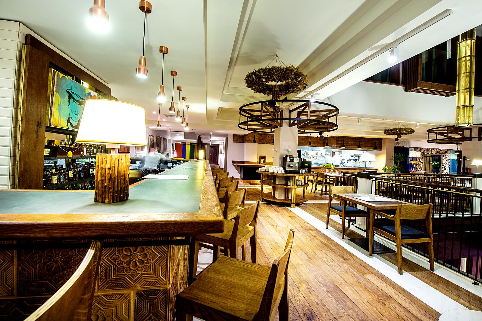 Hotel Bristol Tradition And Luxury Жешов Екстериор снимка The interior of the restaurant