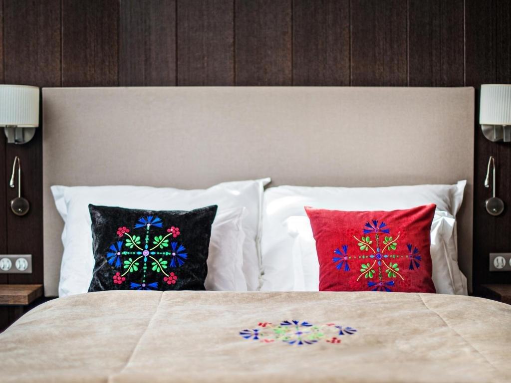Hotel Bristol Tradition And Luxury Жешов Екстериор снимка A bed with cushions