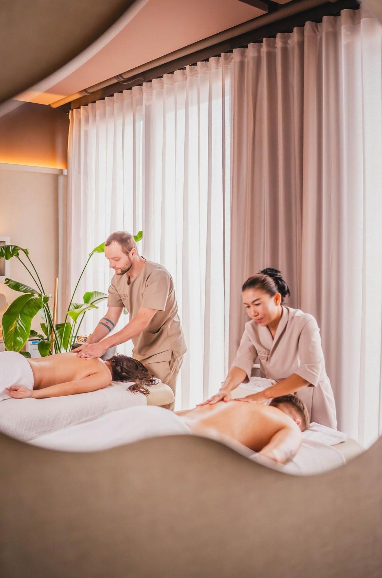 Hotel Bristol Tradition And Luxury Жешов Екстериор снимка Massage therapists working on clients