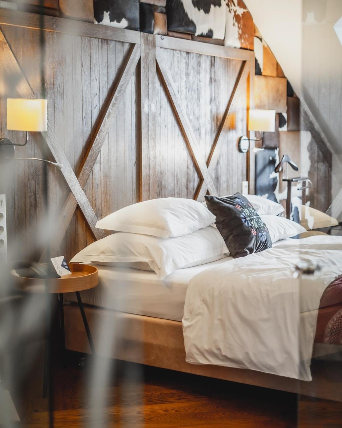 Hotel Bristol Tradition And Luxury Жешов Екстериор снимка A bed with a pillow