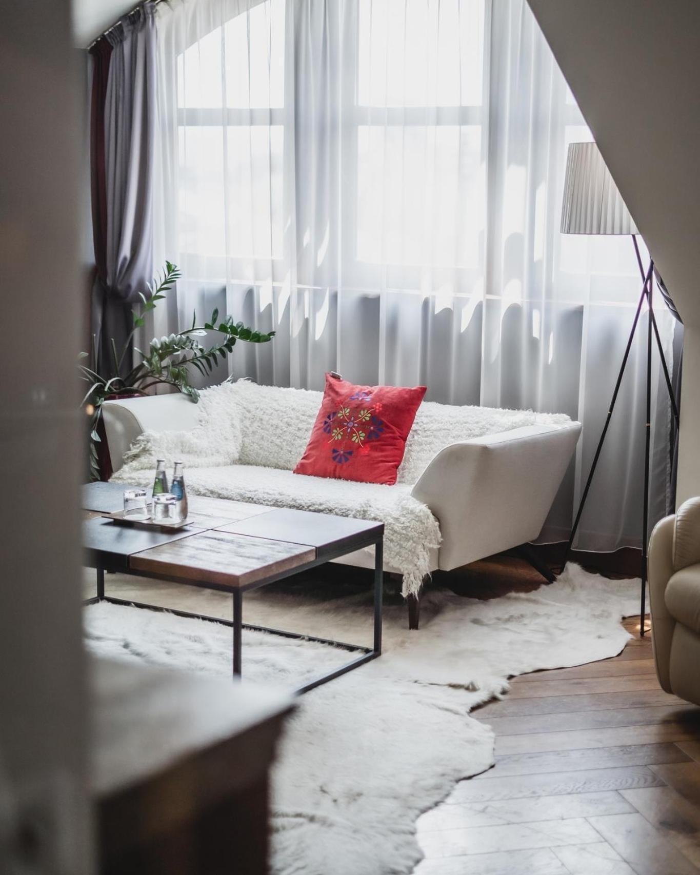Hotel Bristol Tradition And Luxury Жешов Екстериор снимка A living room with a sofa